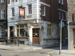 7 Duke Street, The Devonshire Arms, einem Pub den sie fters besuchten, in der Nhe des EMI House