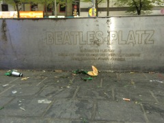 BEATLES-PLATZ er�ffnet 11.09.2008 erm�glicht durch die Freie und Hansestadt Hamburg sowie zahlreiche private F�rderer