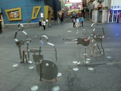 Es sind nur vier Beatles zu sehen, der F�nfte (Stu) steht etwas au�erhalb.