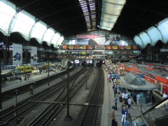Hauptbahnhof Hamburg; Die Beatles fuhren am 16.-17.08.1960 im Austin Minivan, per Schiff von Harwich nach Hoek van Holland, weiter nach St. Pauli. Am 27. M�rz 1961 kamen sie mit der Bahn hier an.