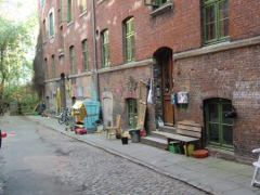 J�gerpassage 1; w�hrend des Gastspiels im Top-Ten-Club 1961 fotografierte J�rgen Vollmer John Lennon in dem vorderen Hauseingang. In dem hinteren Eingang, J�gerpassage 2 wurde Jakie Lomax der Liverpooler Band The Undertakers hier von Astrid Kirchherr fotografiert.