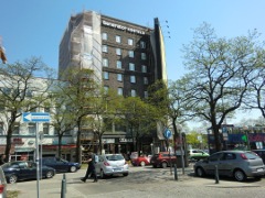 Klockmann-Haus, Akustik-Studio, Kirchenallee 57, gegen�ber dem Hauptbahnhof; am 15.10.1960 fanden in der 5. Etage Aufnahmen statt. Die Band bestand aus John Lennon, Paul McCartney, George Harrison, Ringo Starr und Lou Walters, Bass. U.a. wurden die St�cke Fever, Summertime und September Song aufgenommen. Die Aufnahmen sind leider verschollen.