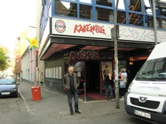 Kaiserkeller, Gro�e Freiheit 36, Ecke Schmuckstra�e; weil sich die Bewohner �ber Ruhest�rung beschwerten, zogen die Beatles vom INDRA in den Kaiserkeller und spielten dort ab dem 04.10.1960