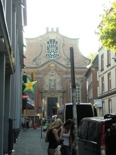 Schmuckstra�e; im Hintergrund die St. Josef Kirche.