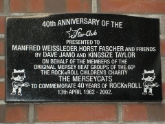 Zum 40-j�hrigen Jubil�um des Star-Clubs am 13. April 2002 neben dem Star-Club Grabstein.