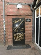 Inschrift: Star-Club 13.04.1962 31.12.1969 Hier gastierten: The Beatles  The Liverbirds  Ray Charles  Gerry and the Pacemakers  Jimi Hendrix  Little Richard  Screaming Lord Sutch  The Pretty Things  Gene Vincent  Fats Domino  Remo Four  Bo Diddley  Johnny Kidd and the Pirates  Tony Sheridan  Bill Haley  Brenda Lee  Chuck Berry  The Everly Brothers  Duane Eddy  The Taste Rory Gallagher  King Size Taylor and the Dominoes  Joey Dee  Joe Brown  Lee Curtis  Jerry Lee Lewis  The Undertakers  The V.I.P.S.  Spencer Davies Group Steve Winwood  The Rattles  Ian and the Zodiacs  The Walker Brothers  The Rivets  The Searchers  The Lords  Roy Young und viele mehr  Dies alles wurde m�glich durch Manfred Weissleder und sein Team: Horst, Pico, Hans und die vielen Anderen