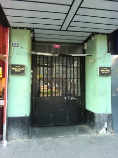 Top Ten Club, Reeperbahn 136; am 27.03.1961 traten sie hier ihr offizelles Engagement an, ebenfalls 7 Tage in der Woche, 40 DM pro Tag. Tony Sheridan war hier Hauss�nger und hatte einen langfristigen Vertrag.