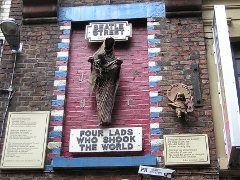 Statue, Mathew Street, "Four Lads Who Shook the World". Der kleine Engel wurde nach John's Tod hinzugef�gt.
