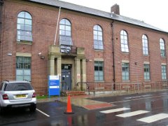 Litherland Town Hall. Nach ihrer R�ckkehr aus Hamburg begann hier die "Beatlemania". Das Haus ist zu einem Krankenhaus umgebaut worden.