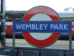 Underground-Station Wembley Park; die Beatles kamen zu den Wembley TV Studios am 04.12.1962 und 09.04.1963 zum Auftritt in einem AT-TV Kinderprogramm Tuesday Rendevous; am 27. und 28.04. 1964 kamen sie hierhin f�r Aufnahmen f�r Rediffusion TV 'Around The Beatles' gesendet am 06.05.1964; ein Mitschnitt f�r 'Ready, Steady, Go! fand am 23.11.1964 statt; am 16.04.1965 wurden George und John f�r 'Ready Steady Goes Live!' interviewt; weitere Live-Auftritte in 'The Frost Programme' am 29.09. und 04.10. von John und George und Paul am 27.12.1967; John und Yoko erschienen live in 'Frost On Saturday' am 24.08.1968