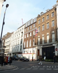 3 Savile Row, Apple Corps, das Haus mit dem Bauzaun; am 30.01.1969 zur Mittagszeit fand hier auf dem Dach das legend�re 42 min Rooftop-Concert statt; die Polizeistation ist leider ein paar H�user weiter: ein Teil des Film 'Let It Be' wurde im Erdgescho�, den Apple Studios gedreht.