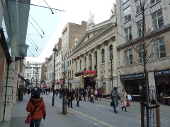7-8 Argyll Street, London Palladium; drei Male traten die Beatles hier auf, eine TV Show 'Val Parnell's Sunday Night' am 13.10.1963, am 12.01.1964 und am 23.07.1964 in 'Night Of A Hundred Stars'; rechts 5-6 Argyll Street, ehemals Nems Enterprises, im 5. Stockwerk; hier befanden sich einige B�ros von Brian Epstein.