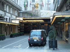 Savoy Hotel, Strand (at Savoy Court); am 10.09.1963 nahmen sie hier eine Auszeichnung 'Best Vocal Disc Of The Year' entgegen f�r From Me To You, ausgew�hlt von den Lesern des Melody Makers; die Vier besuchten hier zweimal Bob Dylan w�hrend seiner Britain-Tor am 28.04. und 09.05. 1965;