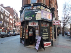 Shaftesbury Street Ecke Monmouth Street, Kiosk mit Werbung f�r das Musical 'Backbeat'