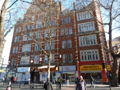 132 Charing Cross Road, Shaldon Mansions; in der 1. Etage waren die B�ros von Dick James Music und Northern Songs Music Publishing Company der Beatles; Brian Epstein kam am 27.11.1962 hierhin und vereinbarte mit James eine Zusammenarbeit; dabei gingen die Copyrights von 'Please Please Me' und 'Ask Me Why' an James; die Zusammenarbeit dauerte bis 1969. Die Beatles waren 1963 oft hier