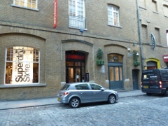 41 Earlham Street, Donmar Rehearsal Theatre; ein ehemaliges Kaufhaus wurde 1961 als Theater umgebaut, in dem die Beatles am 12.10.1963 ihr Programm, Val Parnell's Sunday Night At The London Palladium probten; nicht genau bekannt ist, ob die Beatles hier f�r ihre letzte britische Tour im November 1965 probten