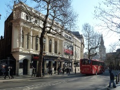 2 Charing Cross Road, Garrik Theatre; George und Pattie kamen hier am 04.02.1966 zusammen mit Brian Epstein hin, um sich 'Little Malcolm And His Struggle Against The Eunuchs; George war so begeistert, dass er die Filmversion f�r Apple Films produzierte