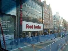 363-367 Oxford Street, ehemals, das f�r viele Jahrzehnte das Schallplattengesch�ft, HMV, His Master's Voice der EMI; Brian Epstein kam am 08.02 1962 hier hin, brachte die erfolglosen Aufnahmen von Decca mit und Sid Colman von der EMI, willigte ein und stellte ihm George Martin vor. Der Rest ist bekannt ...