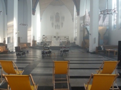 Wir bauen auf. Der Nebel tr�bt den Kirchenraum. Liegest�hle in der Kirche!